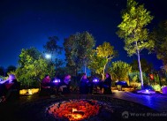 月夜のアウトバックで優雅なディナー