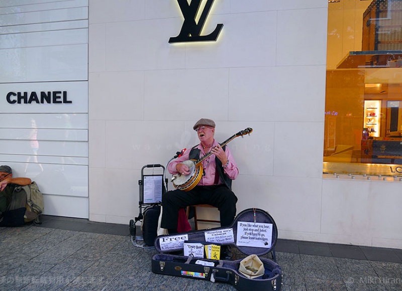 クイーン・ストリート・モールで演奏するバスカーズのおじさん
