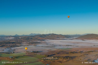 朝霧に包まれる大地を上空から望む熱気球フライト