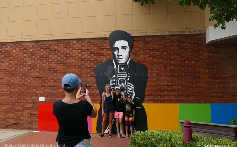 通りの壁面に描かれたエルビスの前で記念撮影！