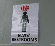 男性トイレはもちろん「エルビスのレストルーム」（笑）